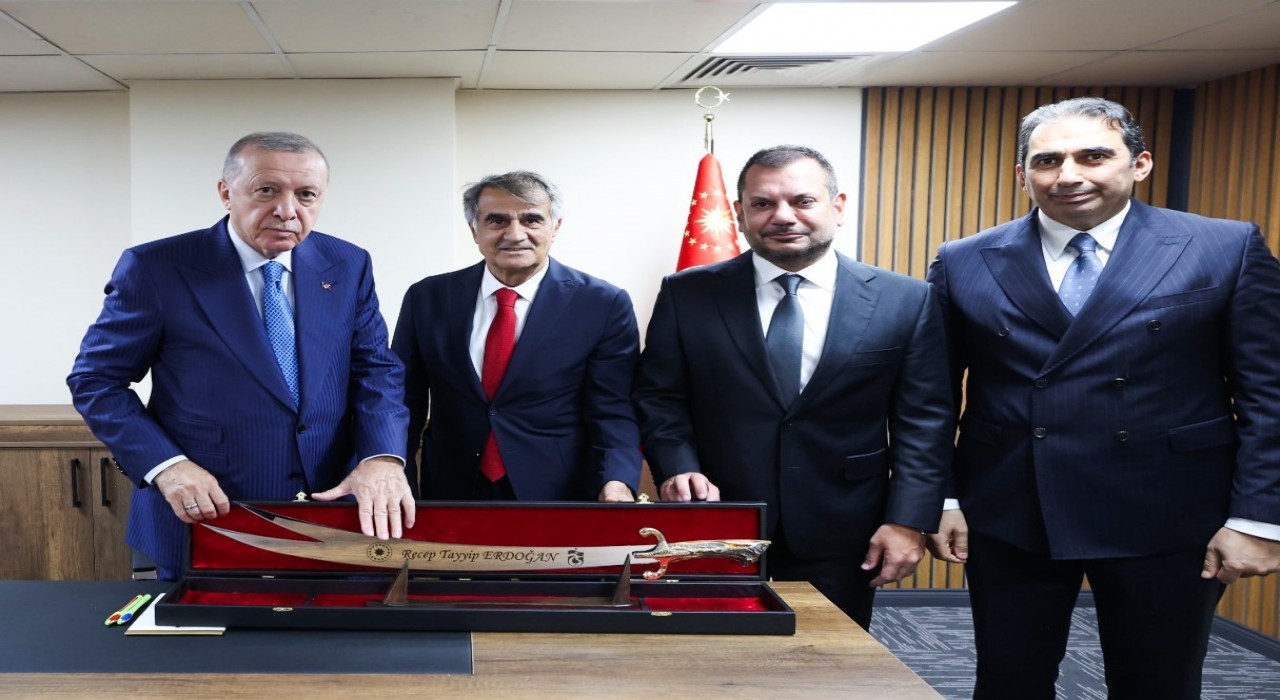 Trabzonspordan Cumhurbaşkanı Erdoğana Sürmene kılıcı hediyesi