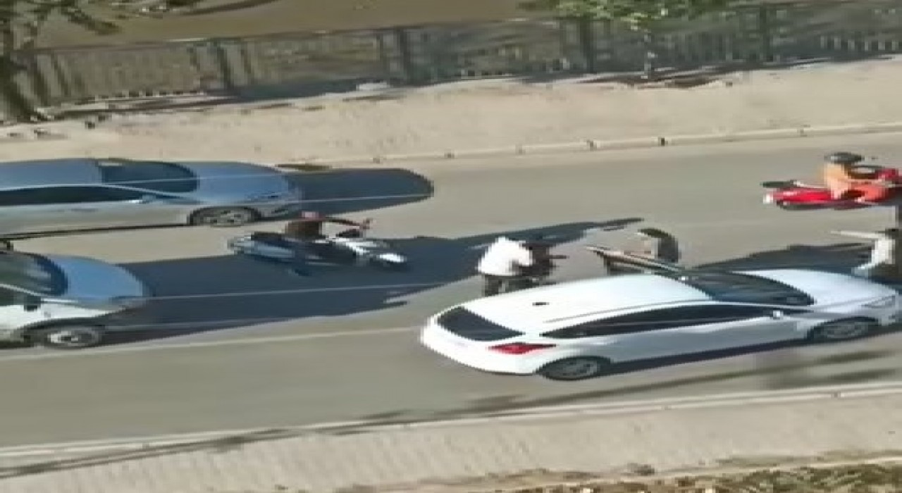 Trafikte yol verme kavgası: Birbirlerine yumrukla saldırdılar, o anlar kamerada