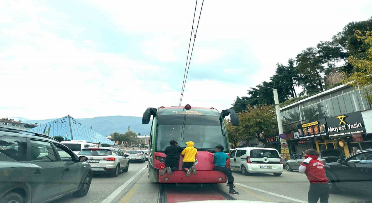Tramvayın arkasına tutunup ölümle burun buruna geldiler