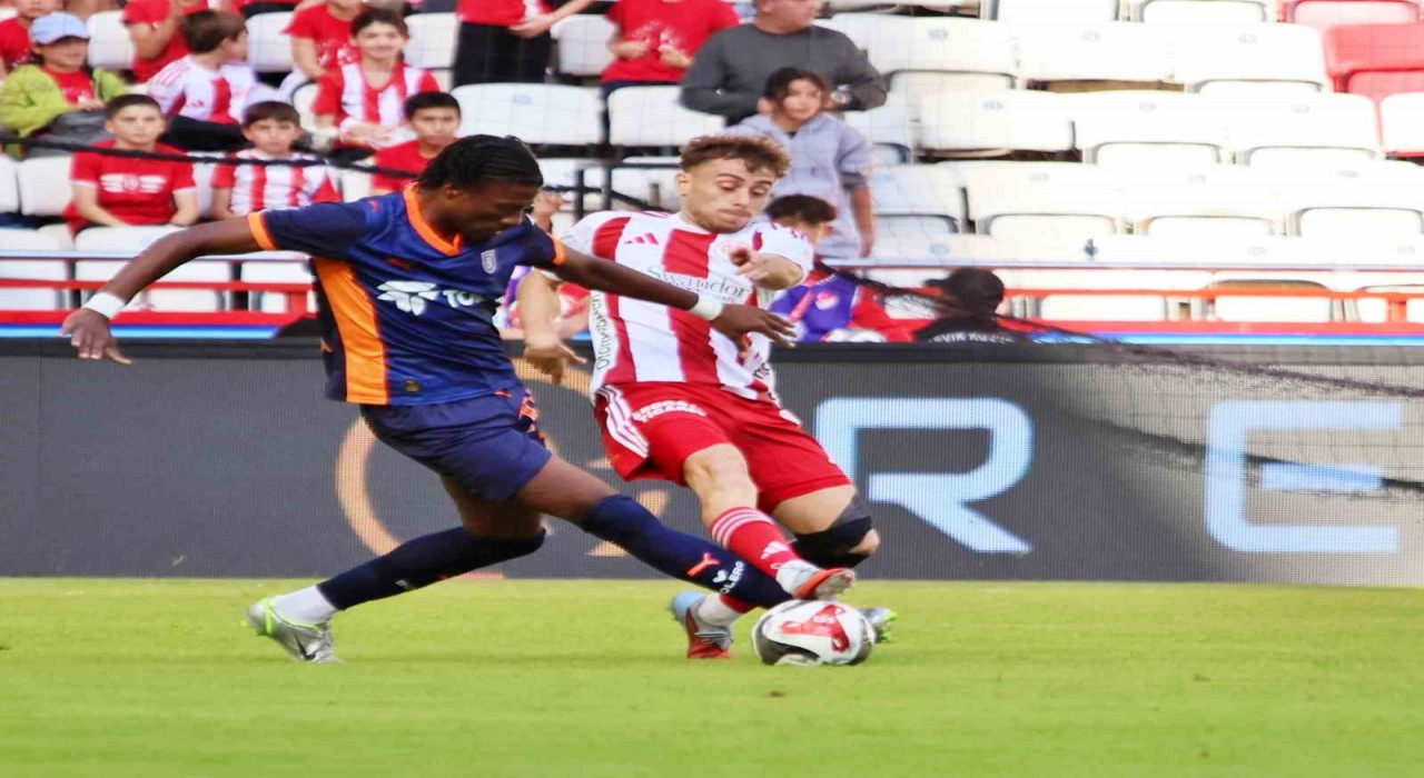 Trendyol Süper Lig: Antalyaspor: 0 - RAMS Başakşehir: 2 (İlk yarı)