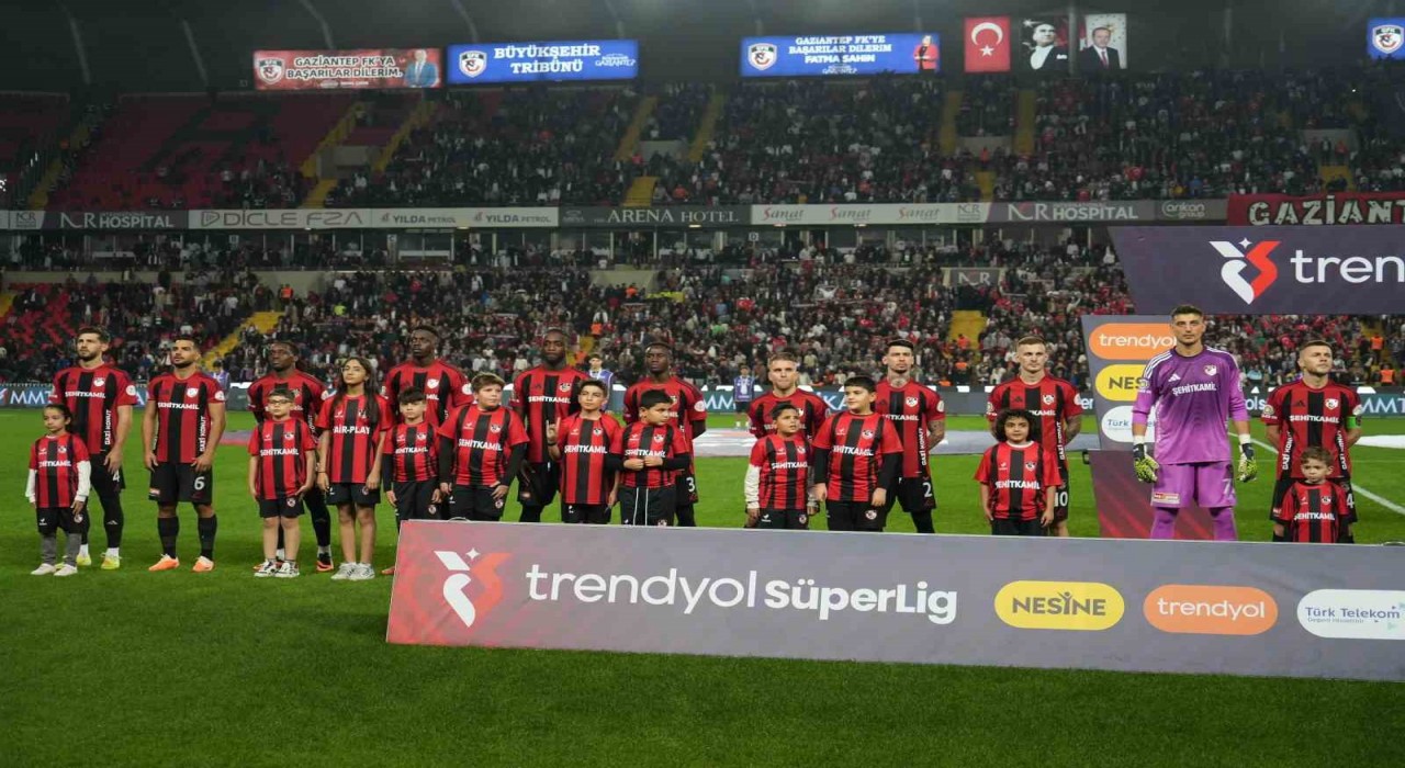 Trendyol Süper Lig: Gaziantep FK: 0 - Fenerbahçe: 2 (Maç devam ediyor)