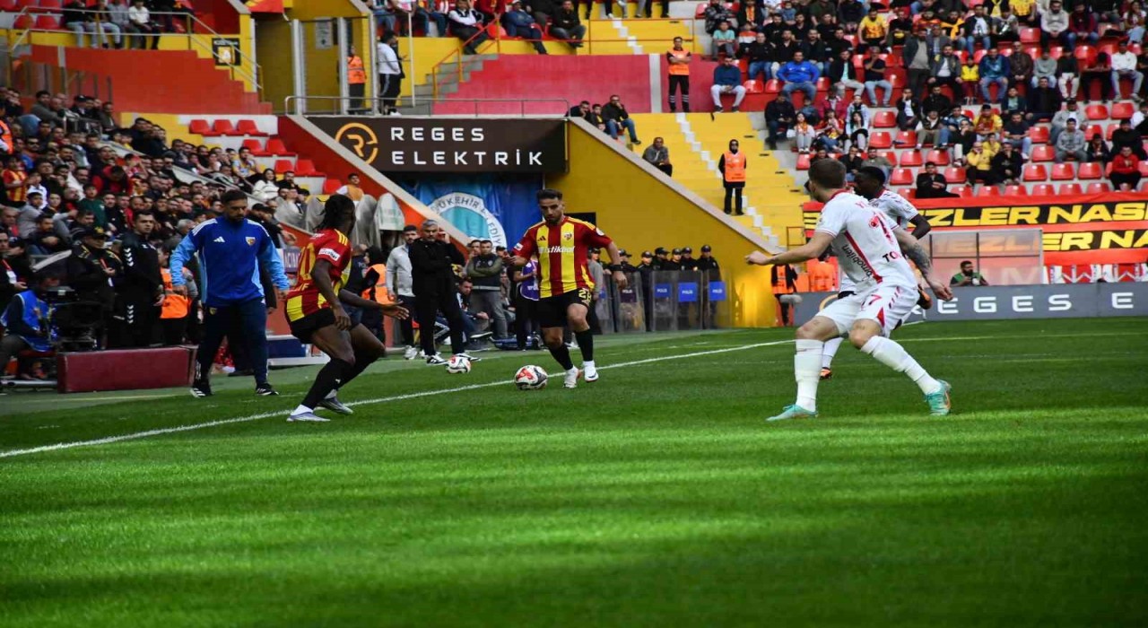 Trendyol Süper Lig: Kayserispor:  0 - Samsunspor: 1 (İlk yarı)