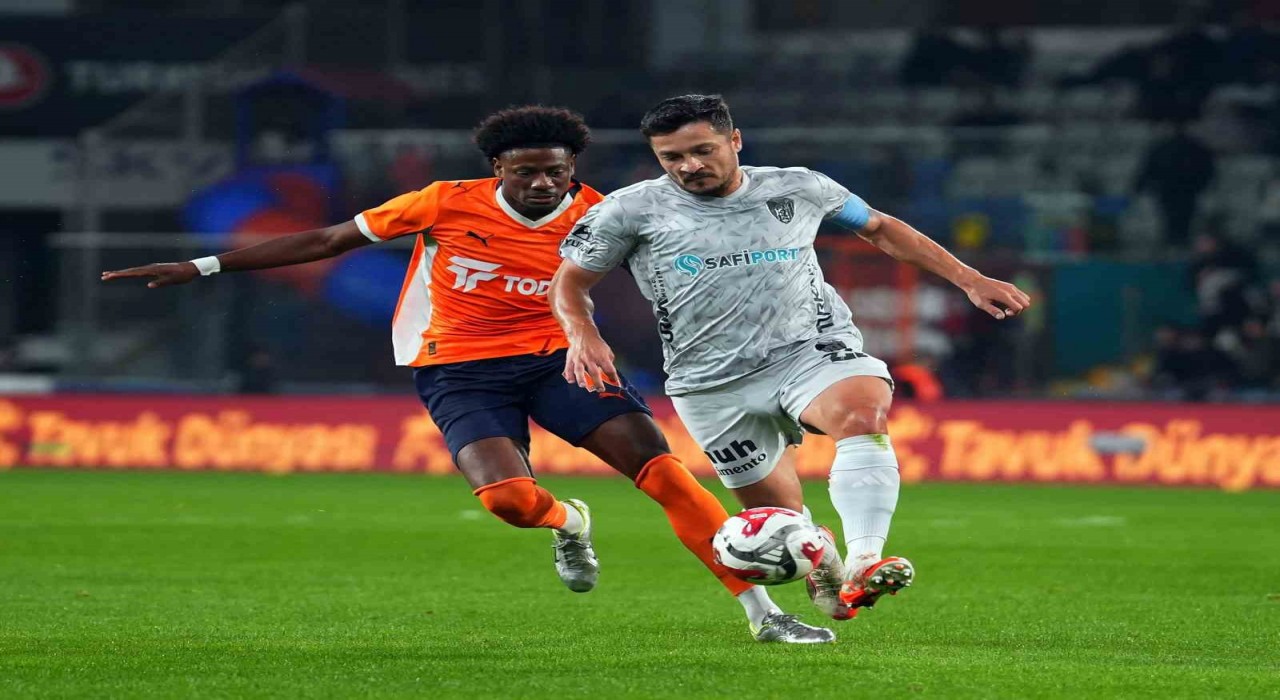 Trendyol Süper Lig: RAMS Başakşehir: 0 - Kocaelispor: 0 (İlk yarı)