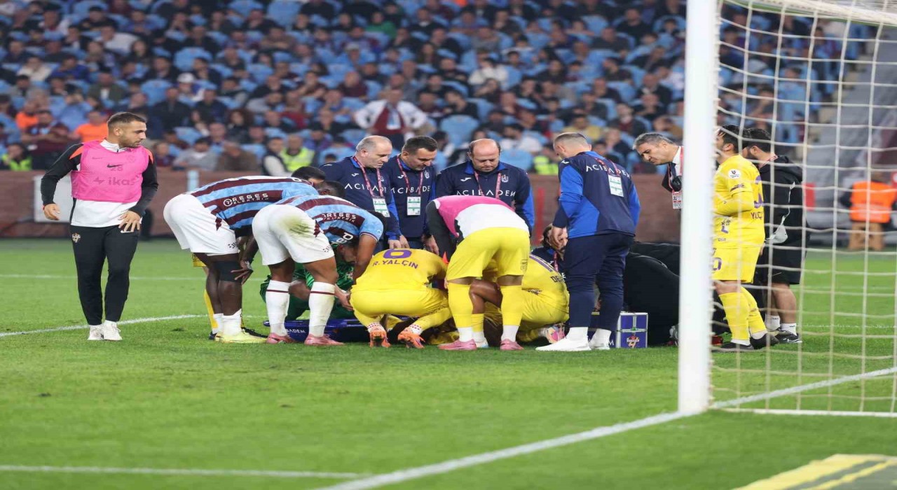 Trendyol Süper Lig: Trabzonspor: 1 - Eyüpspor: 0 (İlk yarı)