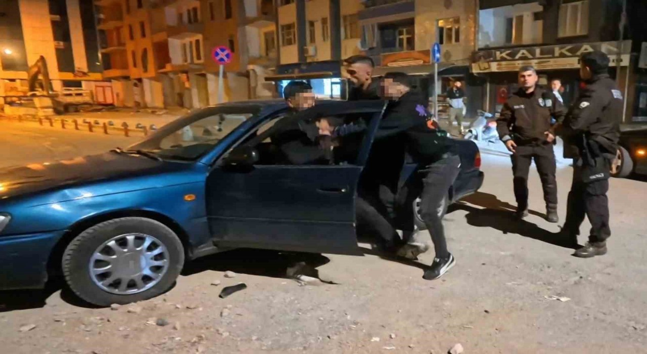 Tükürük yüzünden kavga çıktı, alkollü şahsı yakınları bile sakinleştiremedi