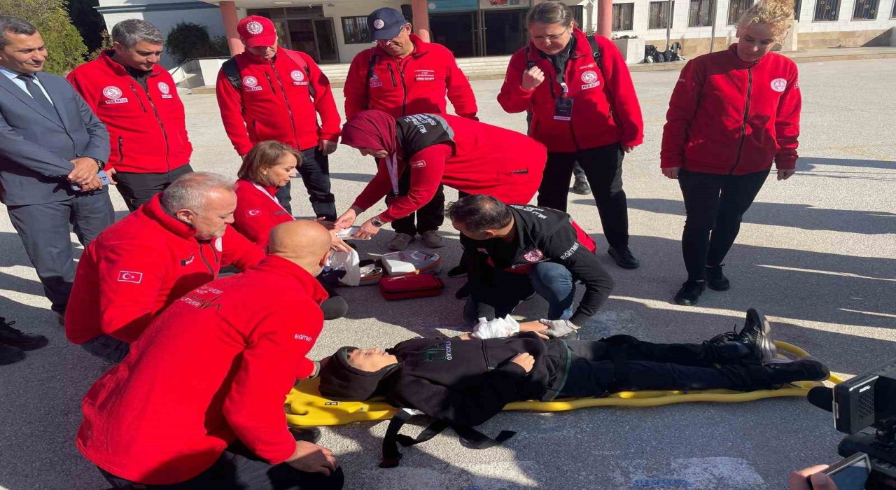 Tüm okullarda ortak eş zamanlı deprem ve yangın tatbikatı gerçekleştirildi