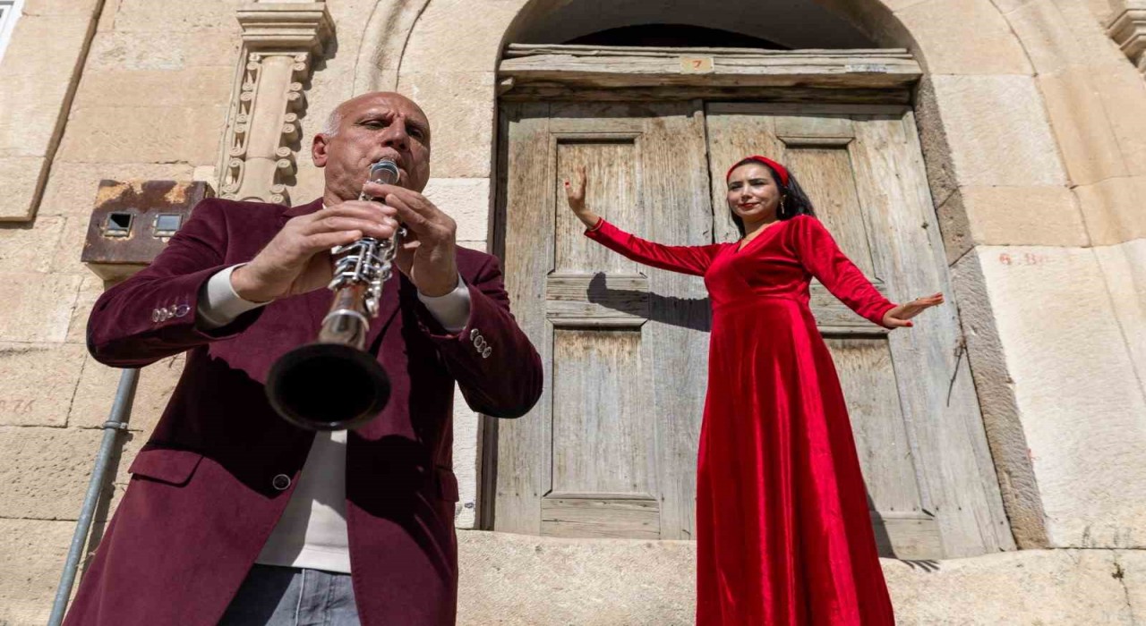 Tuncelide asırlık kına türküsü tarihi sokaklarda yeniden hayat buldu