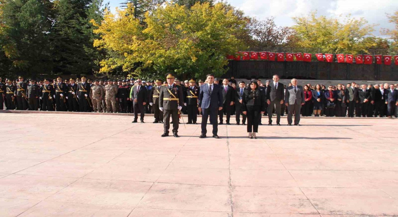 Tuncelide Cumhuriyet Bayramı kutlamaları çelenk sunma töreni ile başladı