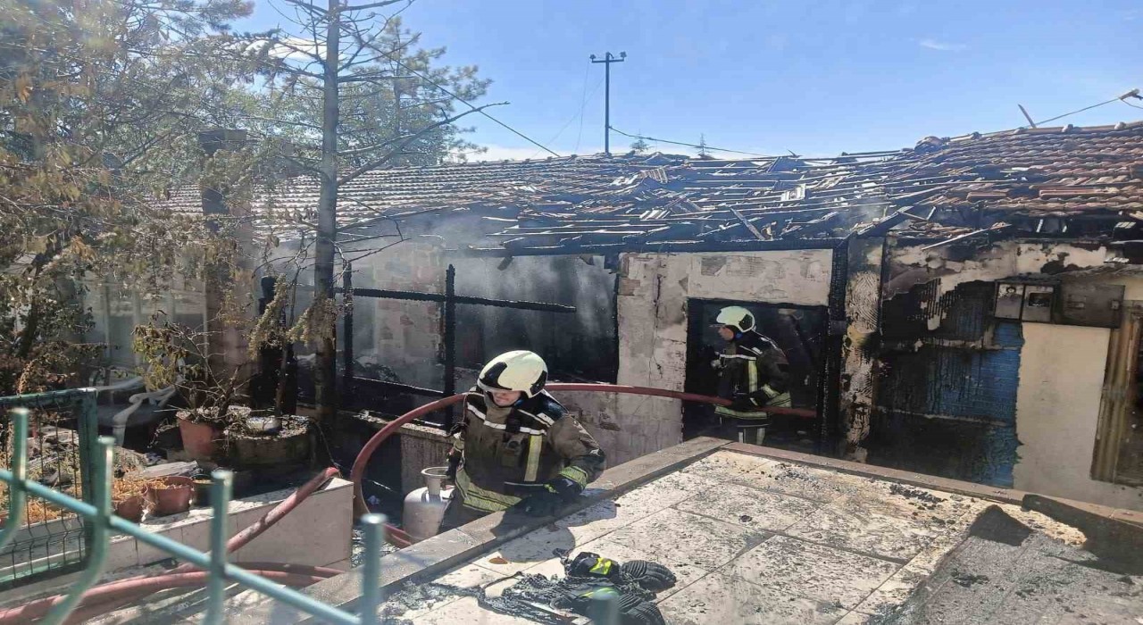 Tüp patlaması nedeniyle çıktığı iddia edilen yangın gecekonduyu kullanılamaz hale getirdi