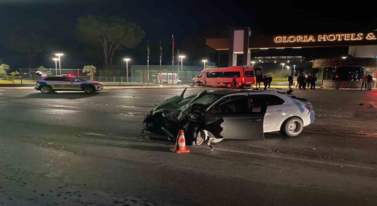 Tur minibüsü ile otomobil çarpıştı: 2 yaralı