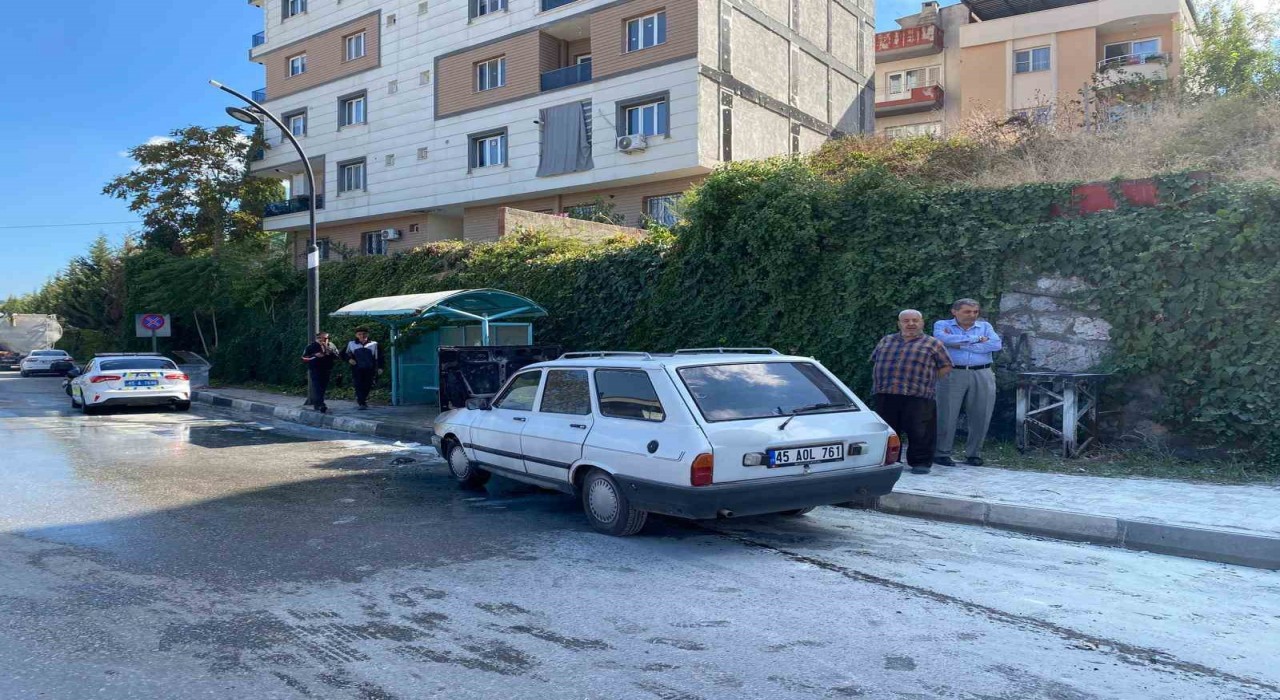 Turgutluda seyir halindeki otomobil alev aldı