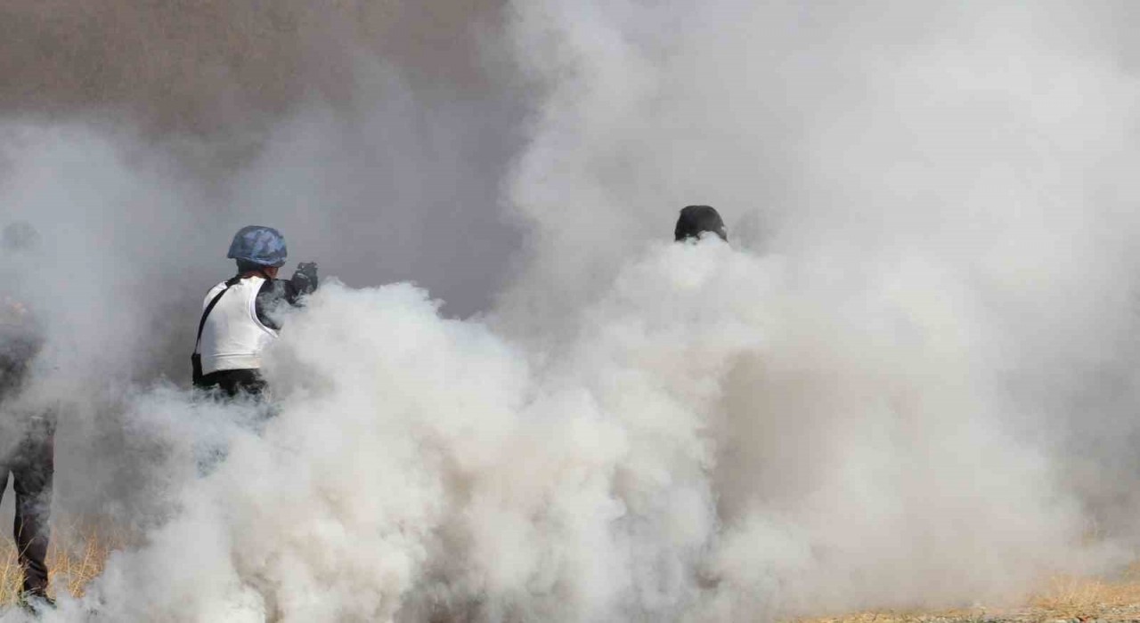 Türk polisi zoru başarıyor: Sis, karanlık fark etmiyor hedef 12den