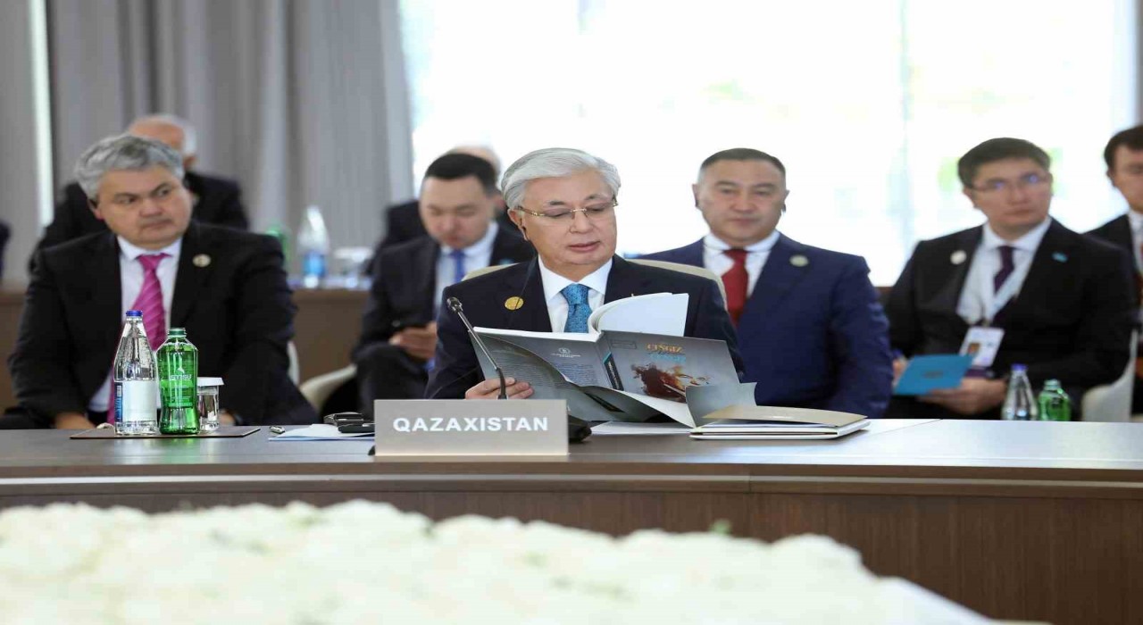 Türkiye, TDT Zirvesinde liderlere Cengiz Aytmatovun ortak alfabe ile yazılan kitabını hediye etti