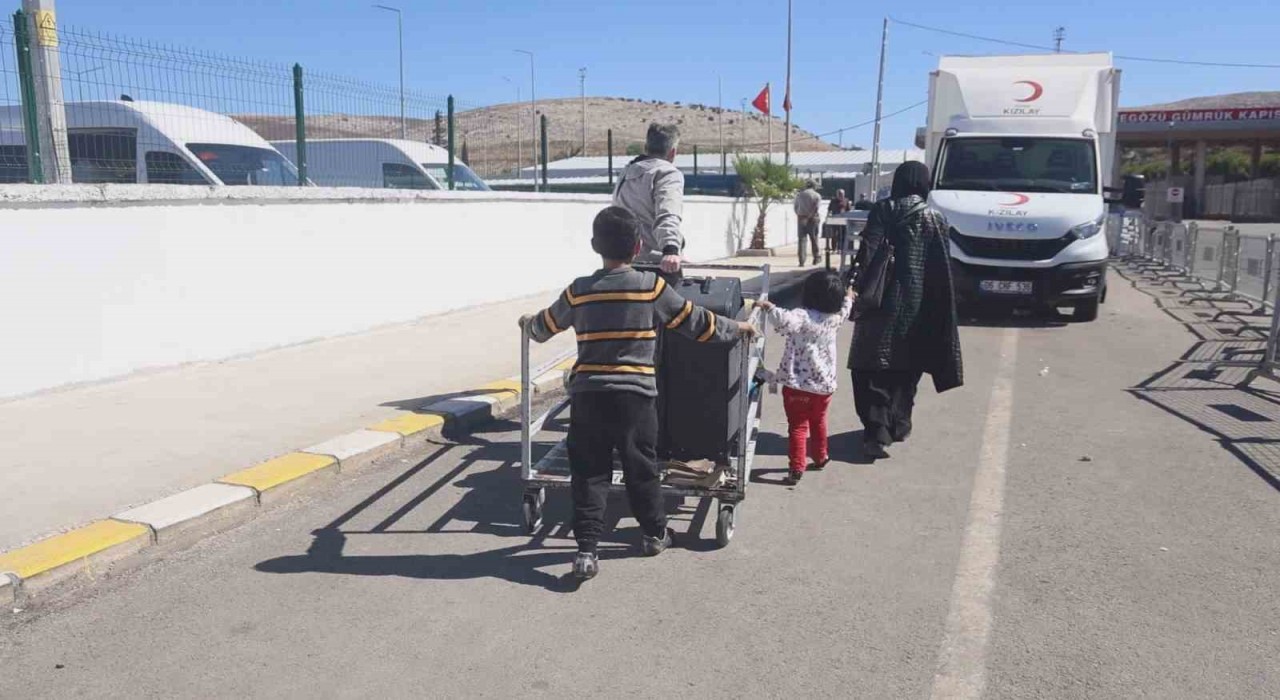 Türkiyede doğup büyüyen 9 yaşındaki Suriyeli çocuk, gözyaşları içerisinde Türkiye benim ikinci vatanım sözleriyle ülkesine döndü