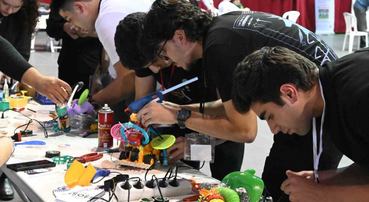 Türkiyenin en çirkin robotları sahneye çıktı