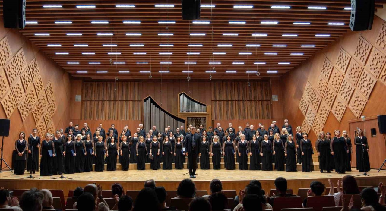 Türkiyenin koroları Cumhuriyetin 102. yılı için birlikte söylüyor: 646 ses, tek koro