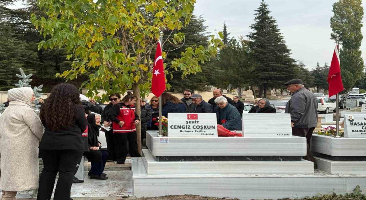 TUSAŞa düzenlenen terör saldırısı şehitleri yıl dönümünde kabri başında anıldı