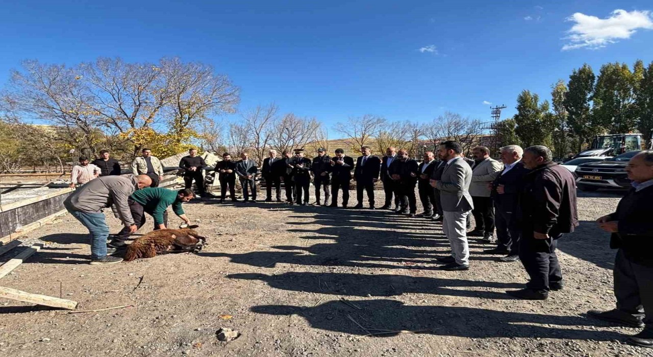 Tutakta hayvan pazarı yapılıyor