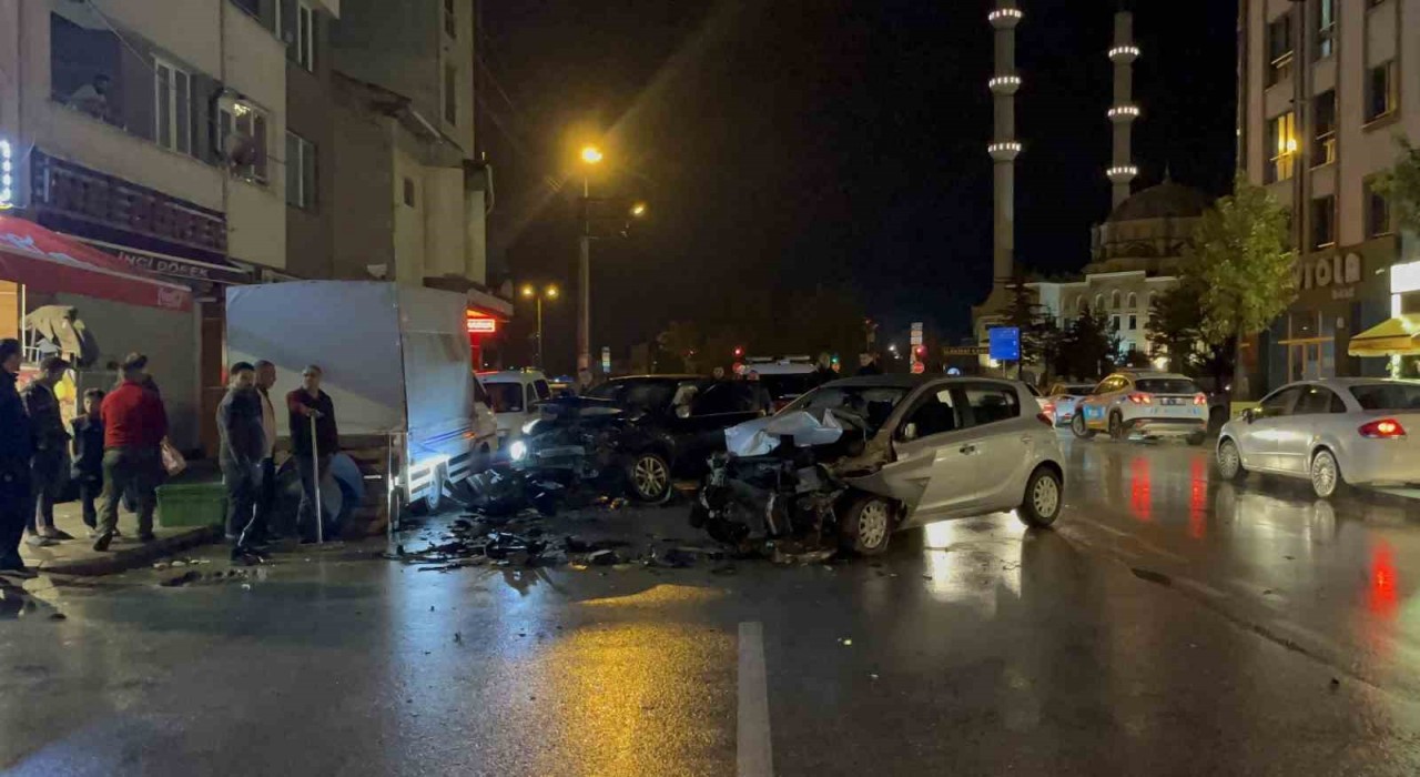 Üç araca vurup yoluna devam etti, karşı şeritte otomobille kafa kafaya çarpıştı: 1 yaralı