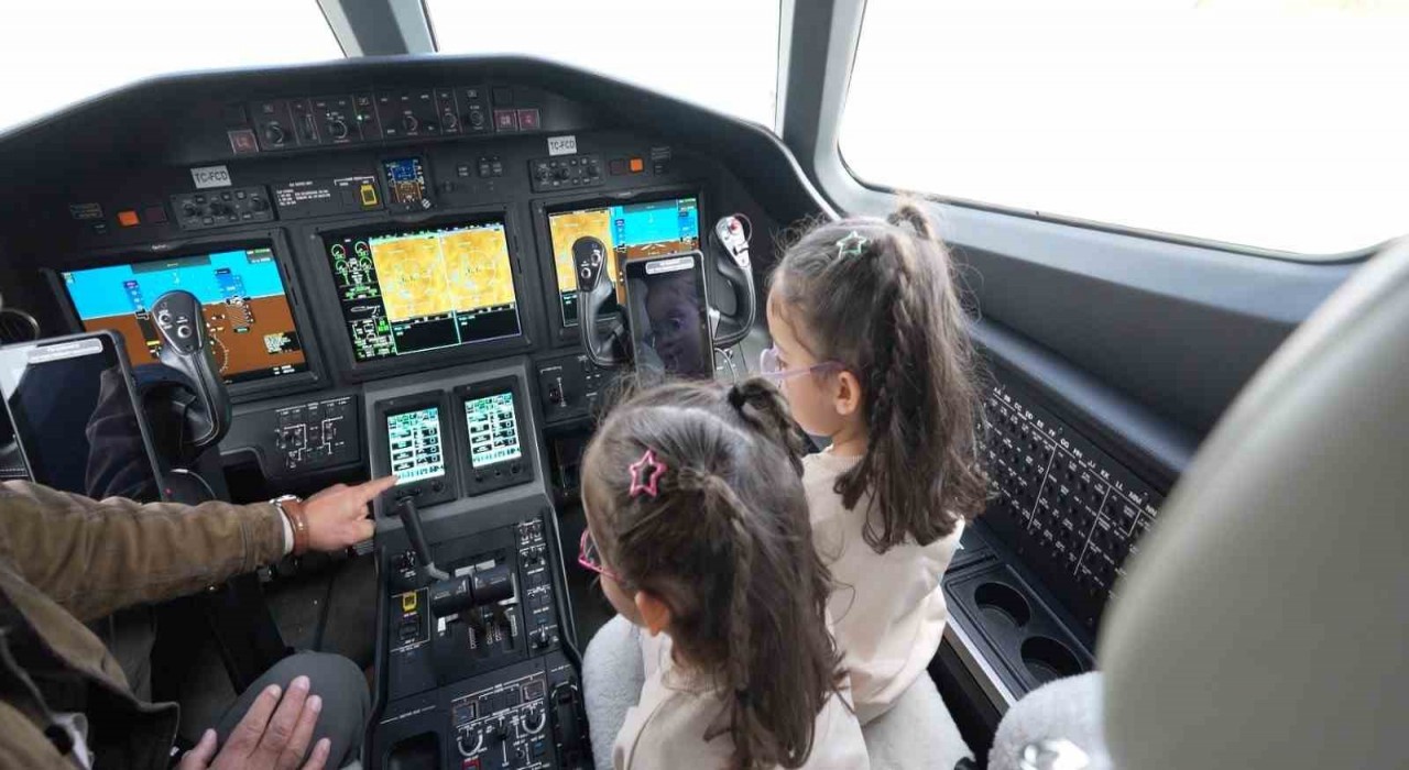 Uçak görünce mutlu olan Erva ve Zümra hayallerine kavuştu