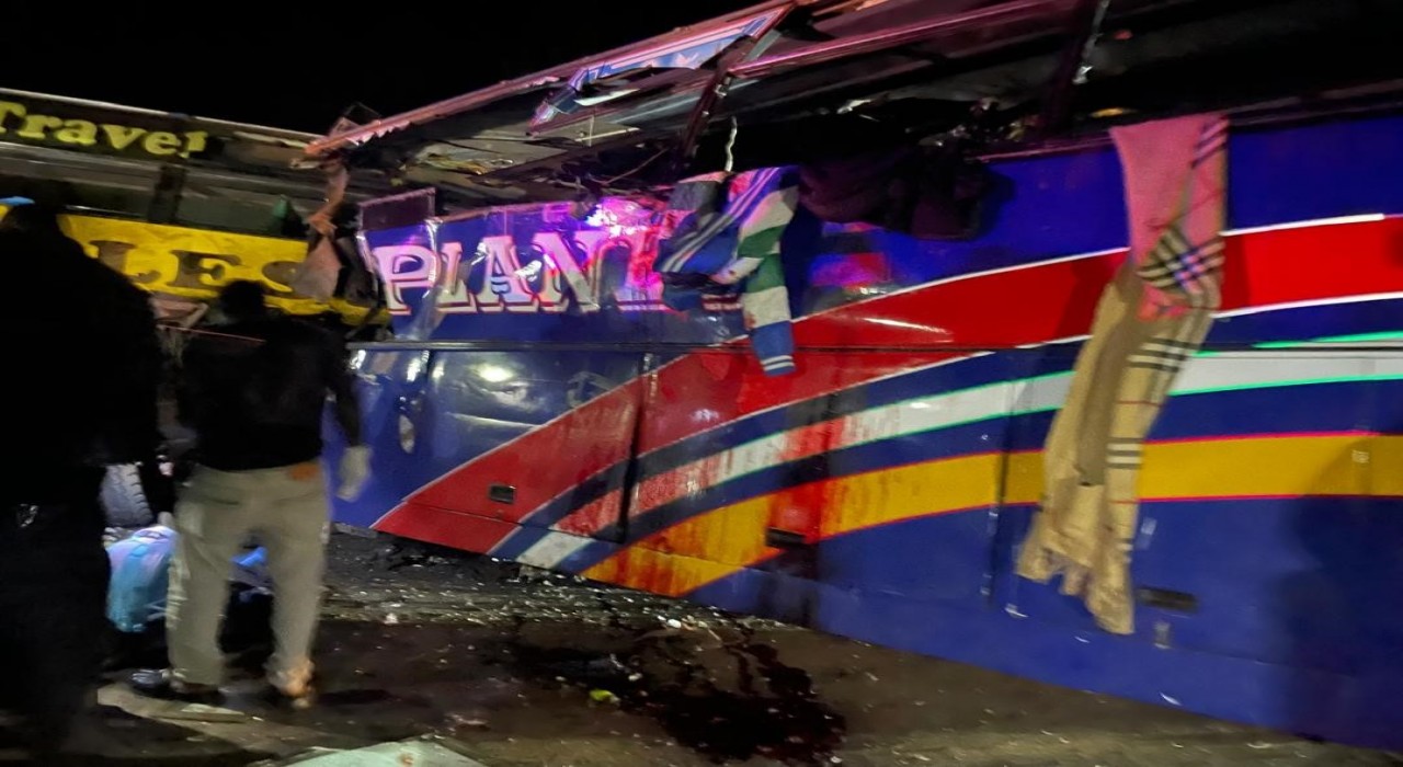 Ugandada iki otobüs kafa kafaya çarpıştı: En az 63 ölü