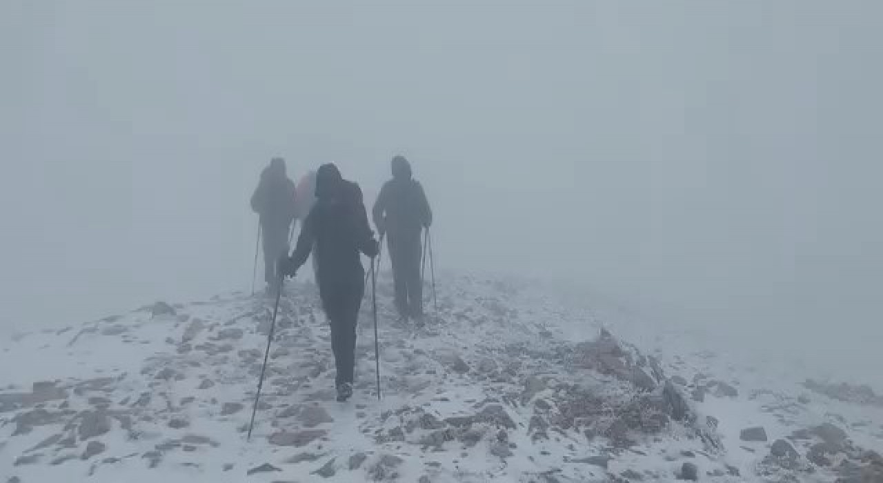Uludağda yılın ilk karını zirvede kutladılar