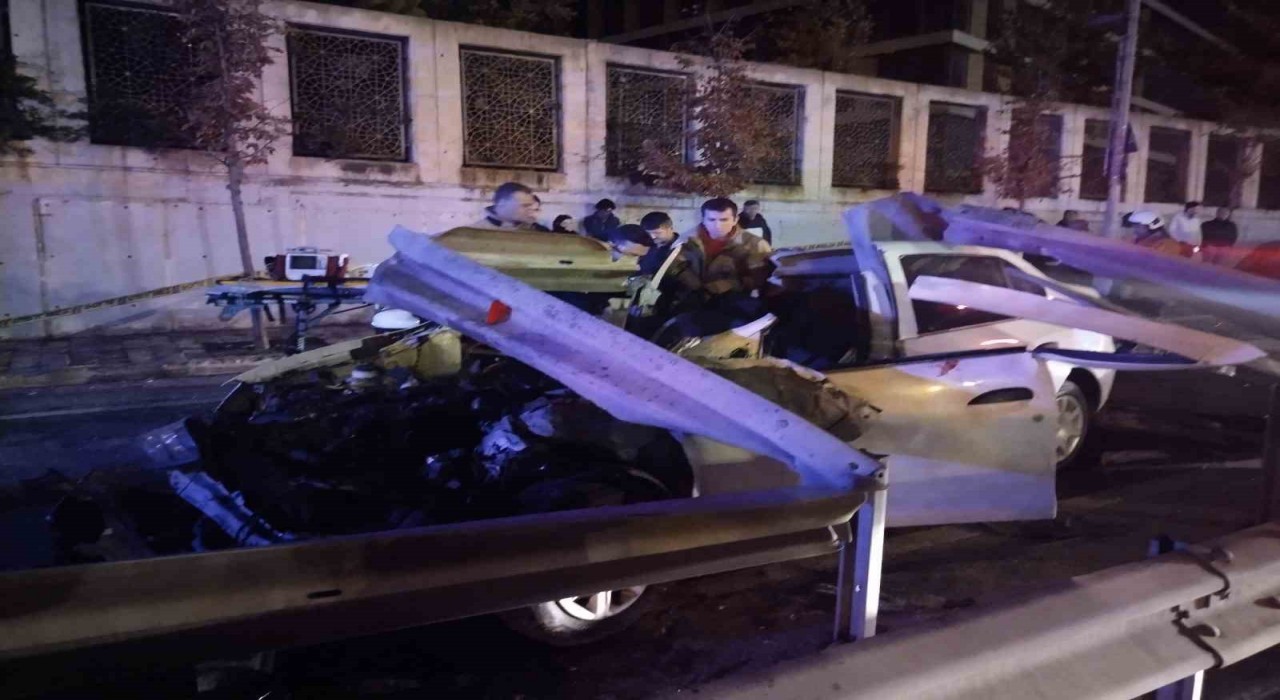 Ümraniyede kontrolünü kaybeden otomobil bariyere girdi: 1 ölü