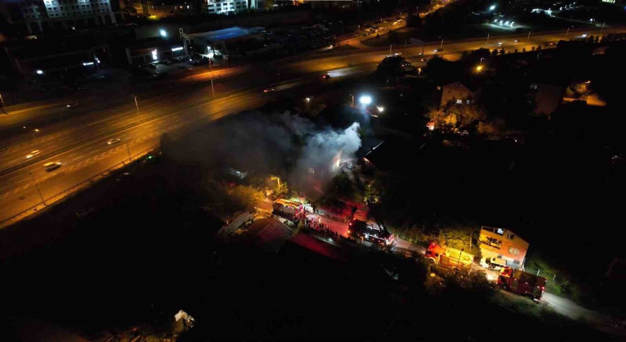 Ümraniyede korkutan çatı yangını