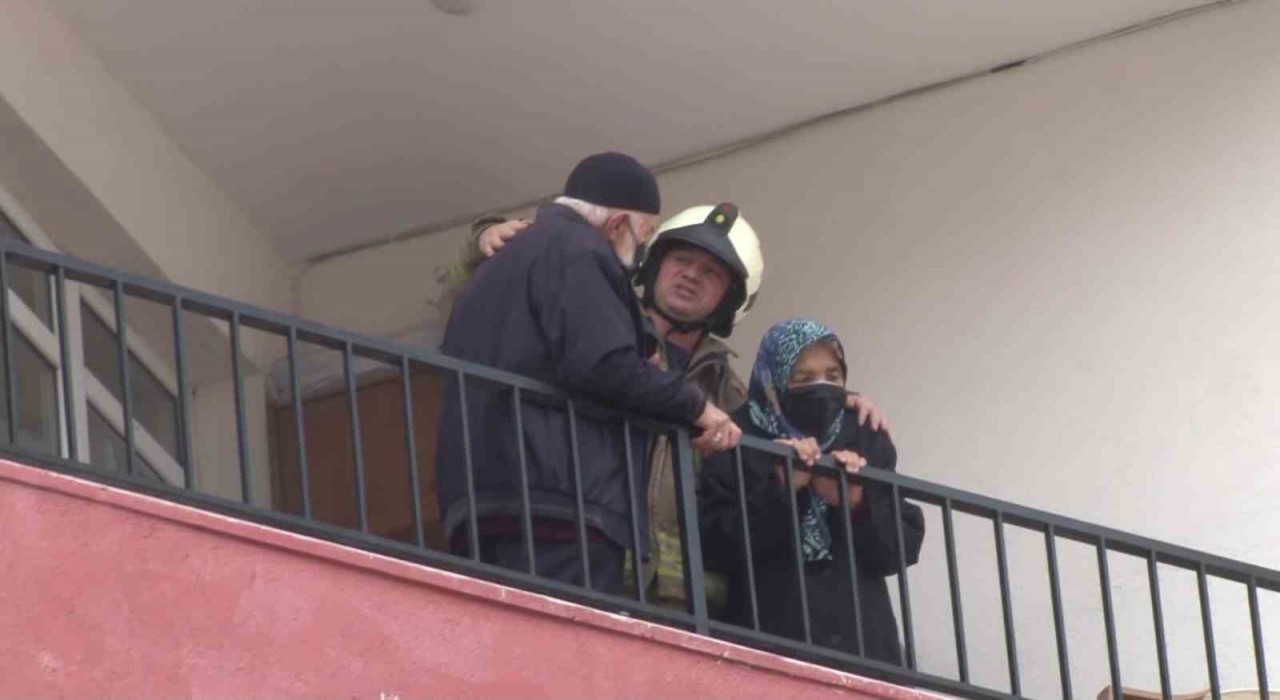 Ümraniyede korkutan yangın: Mahsur kalan iki yaşlı çift kurtarıldı