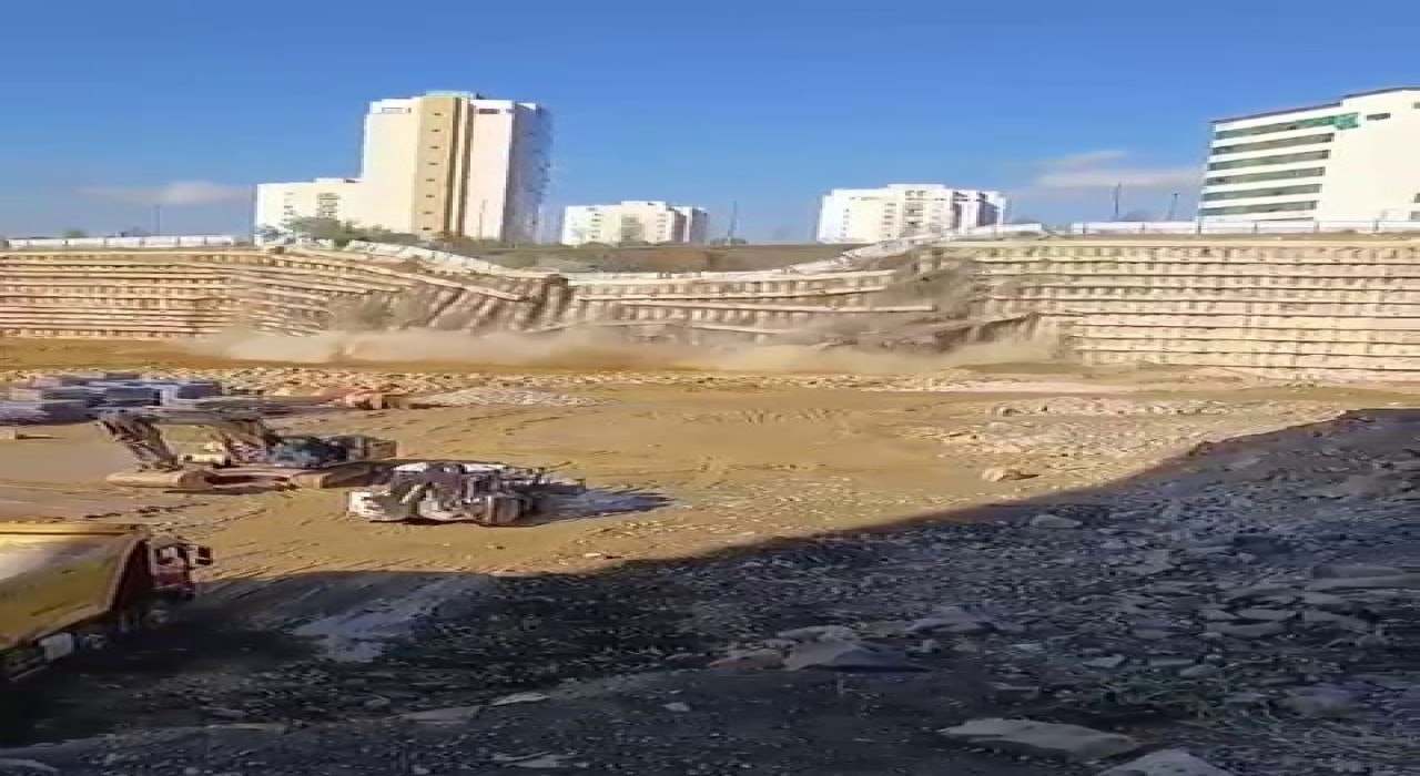 Ümraniyede yol çöktü: O anlar kamerada