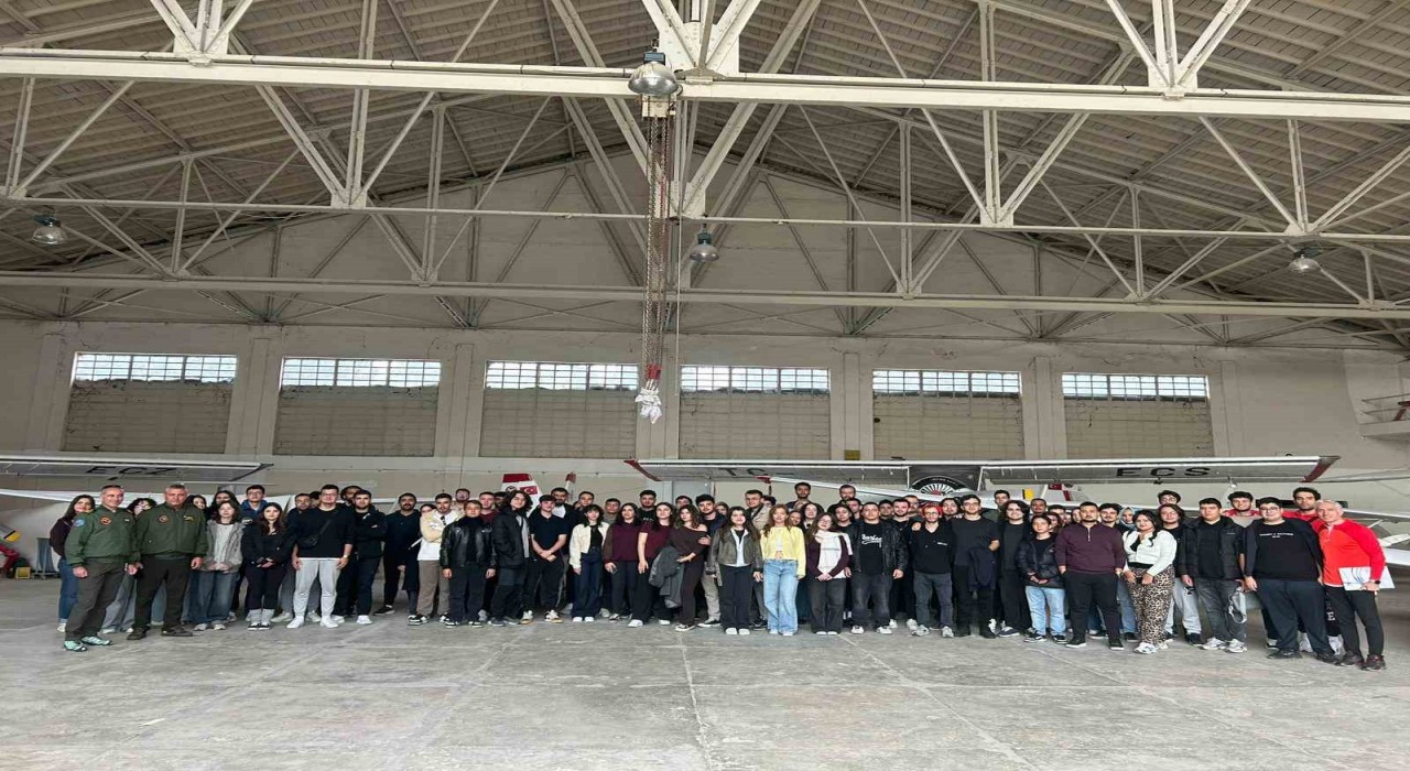 Üniversite öğrencileri İnönü Havacılık Eğitim Merkezini ziyaret etti, eğitim uçaklarını yakından gördü