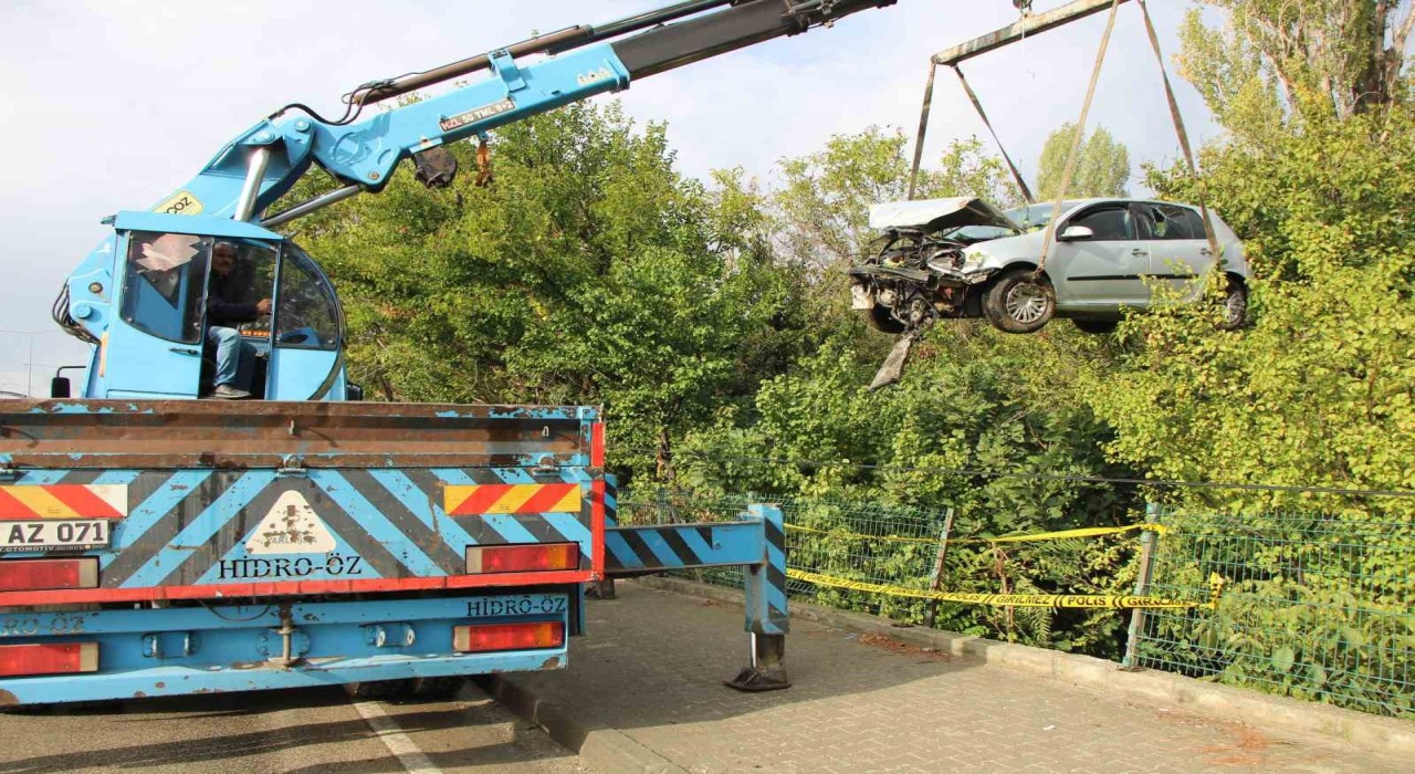 Üniversite öğrencilerinin bulunduğu otomobil bahçeye uçtu: 4 yaralı