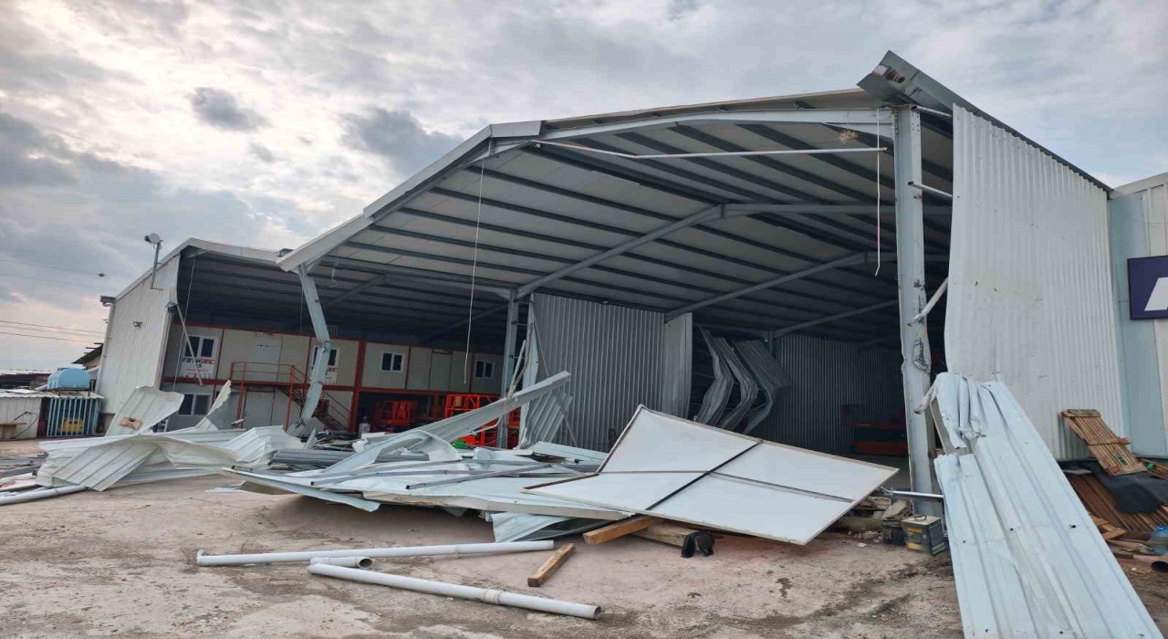 Ürünlüde iki kaçak yapı yıkıldı