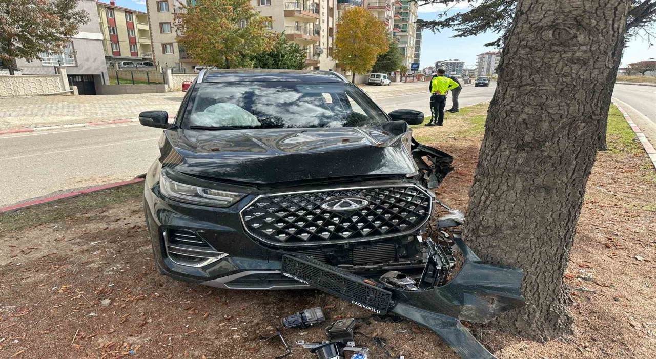 Uşakta araç ağaca çarptı: 2 yaralı