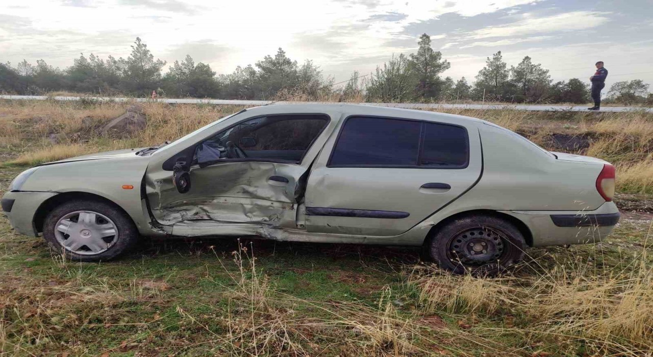 Uşakta iki araç çarpıştı: 1i bebek 5 yaralı