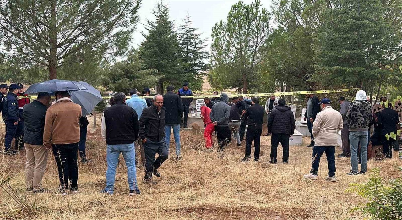 Uşakta iki cenaze karıştı: Yanlış defin sonrası mezar açıldı