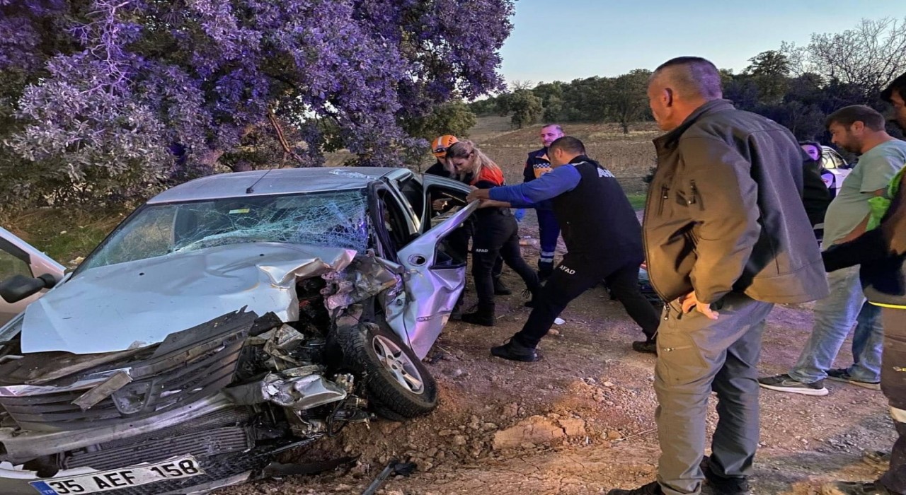 Uşakta otomobil ile traktör çarpıştığı kazada karı koca yaralandı