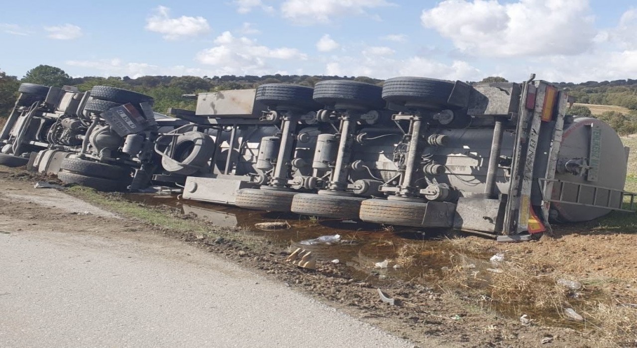 Uşakta tır yan yattı: 1 yaralı