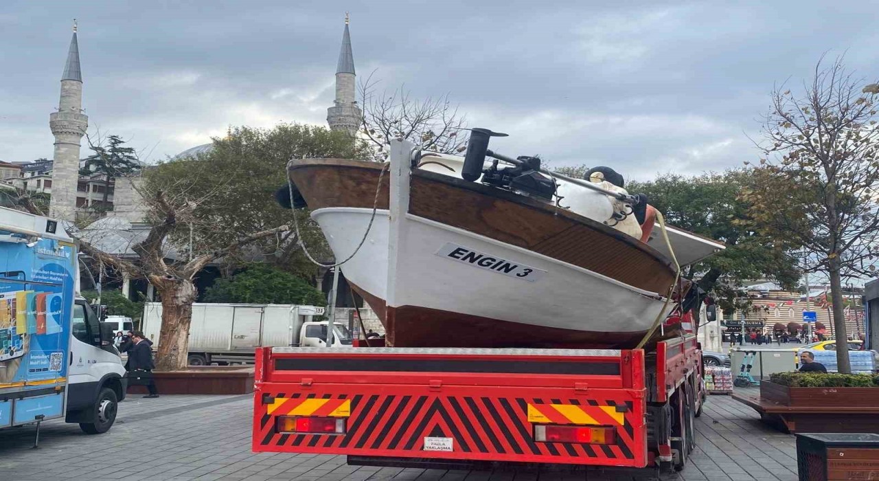 Üsküdarda yolcu motoru balıkçı teknesine çarptı