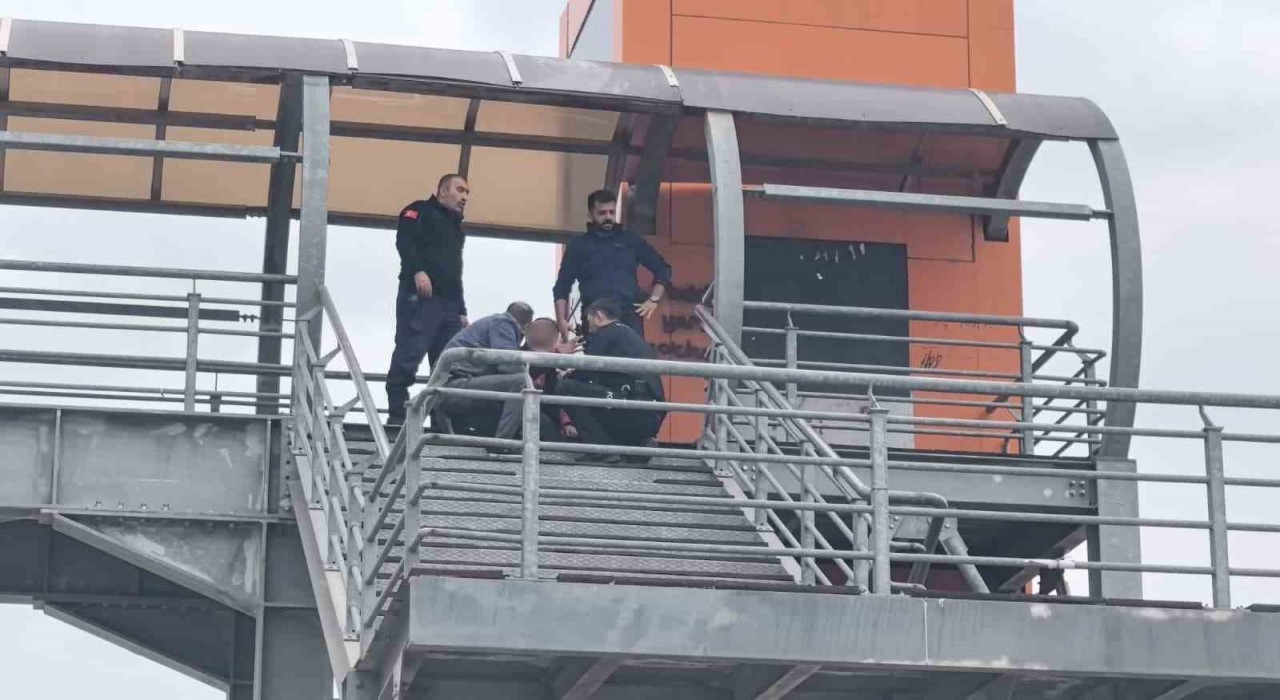 Üst geçitten indirildi, herkes alkışladı