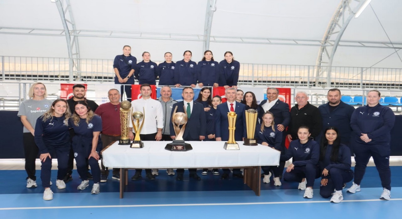 Vali Akbıyıktan Yalıkavakspora moral ziyareti