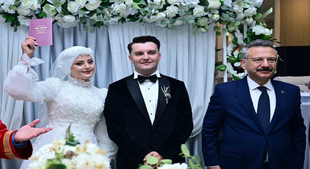 Vali Aksoy, dünyaevine giren polis çiftin mutluluğuna ortak oldu