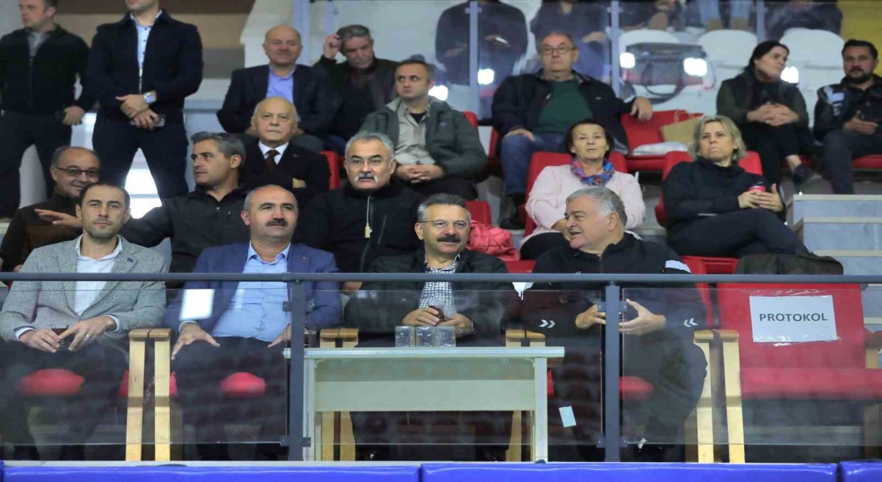Vali Aksoy, Türkiye Hentbol Erkekler Süper Lig maçını tribünden takip etti