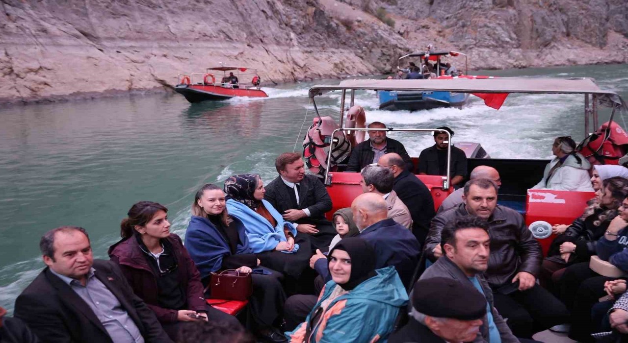 Vali Aydoğdu Kemaliyede esnafı ziyaret etti, Karanlık Kanyonda tekne turuna katıldı