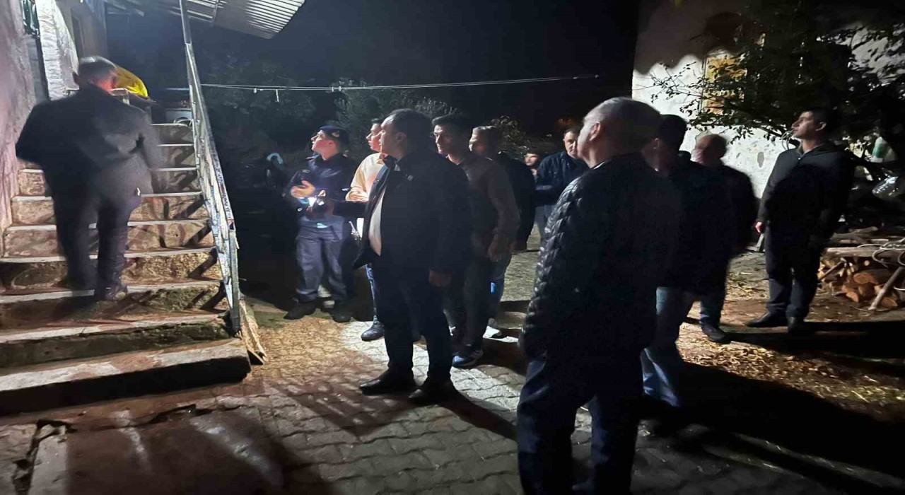 Vali Özkan, deprem sonrası Gördeste incelemelerde bulundu