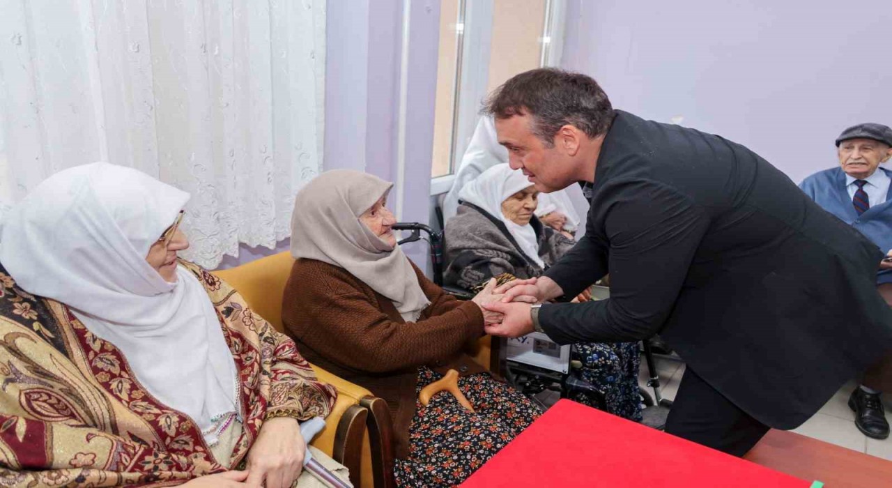 Vali Sözerden huzurevi ziyareti