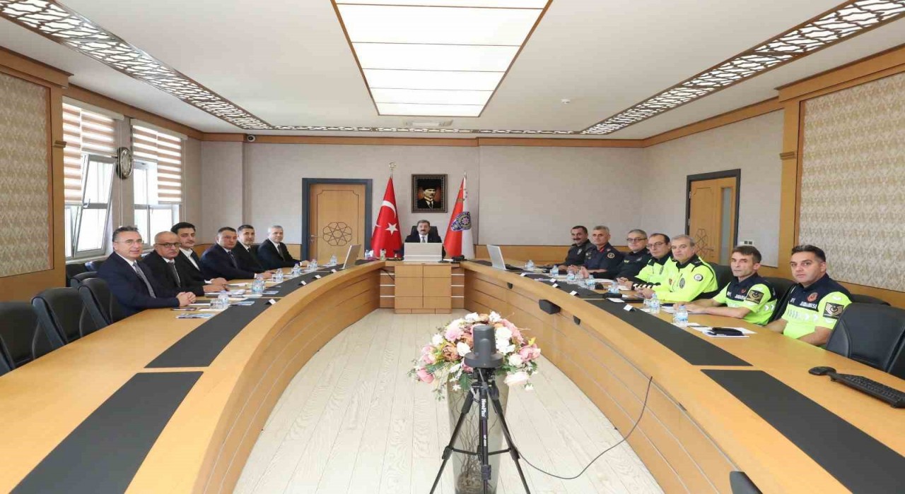 Vali Tavlı: Yollardaki işaretlemeler standartlara uygun hale getirilecek