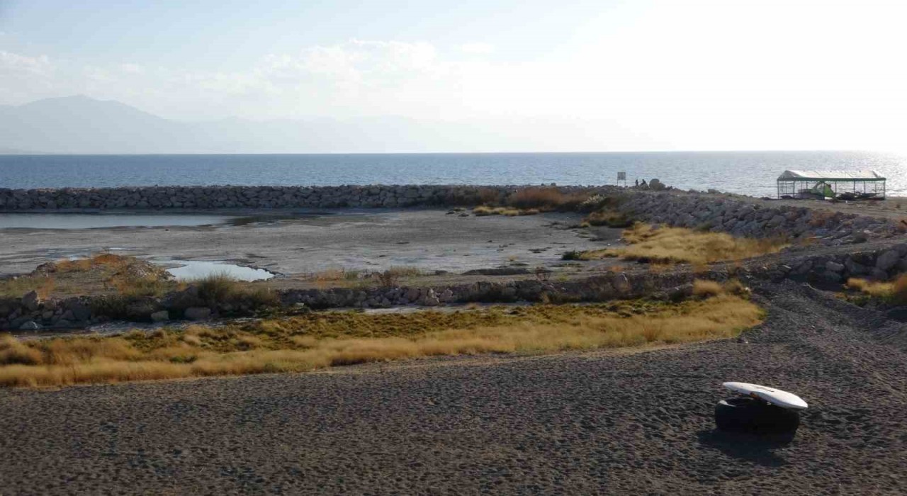 Van Gölü alarm veriyor: 3 kilometreye ulaşan çekilme gölün şeklini değiştirdi