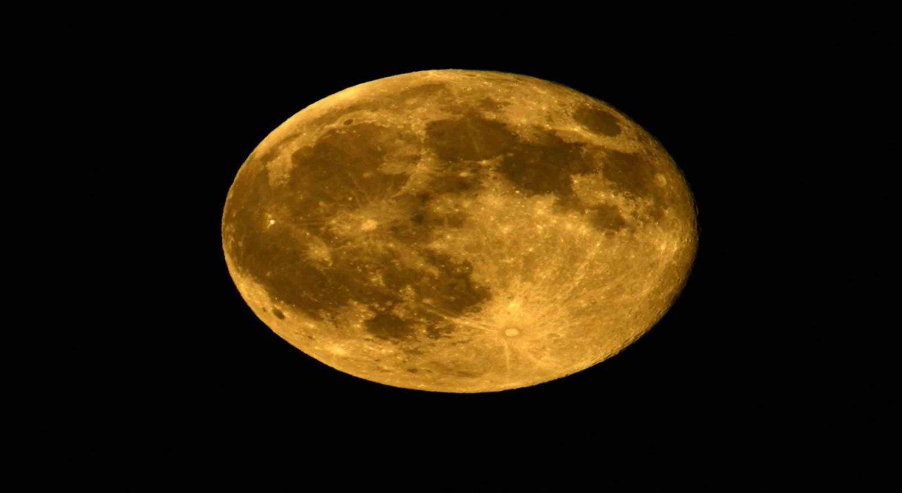 Van Gölü üzerinde dolunay görsel şölen sundu