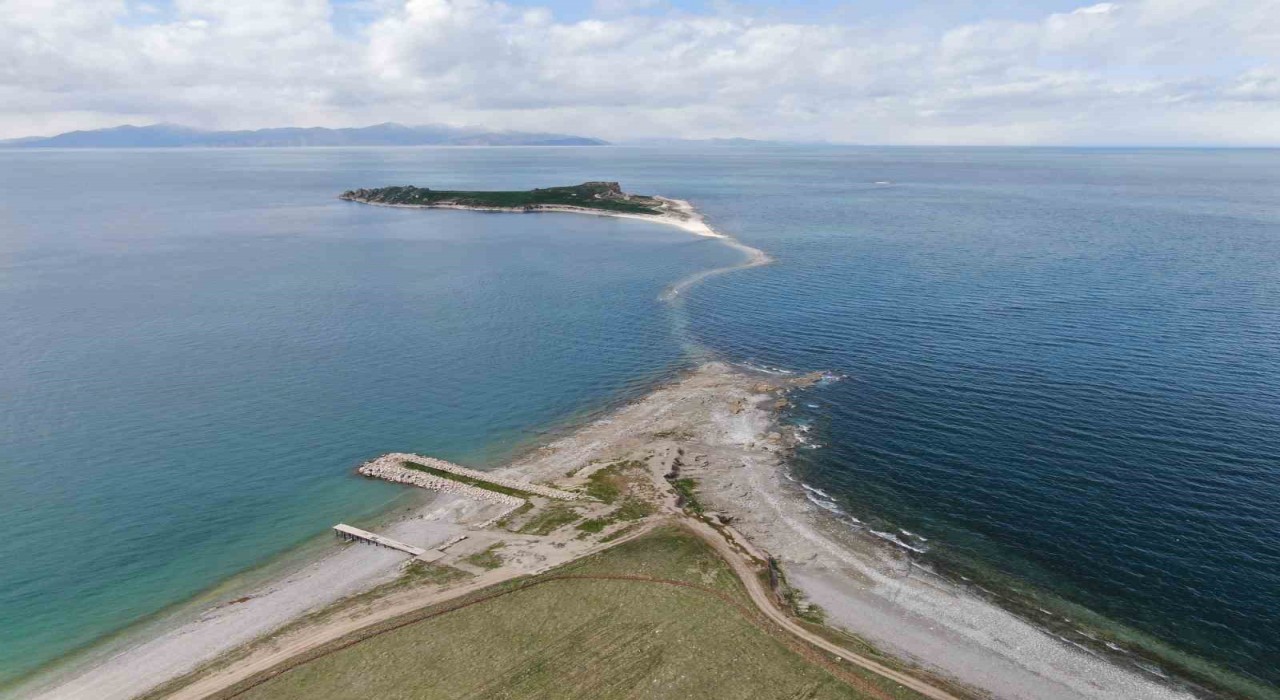 Van Gölünde su seviyesi düştü, Çarpanak Adasına giden antik yol ortaya çıktı